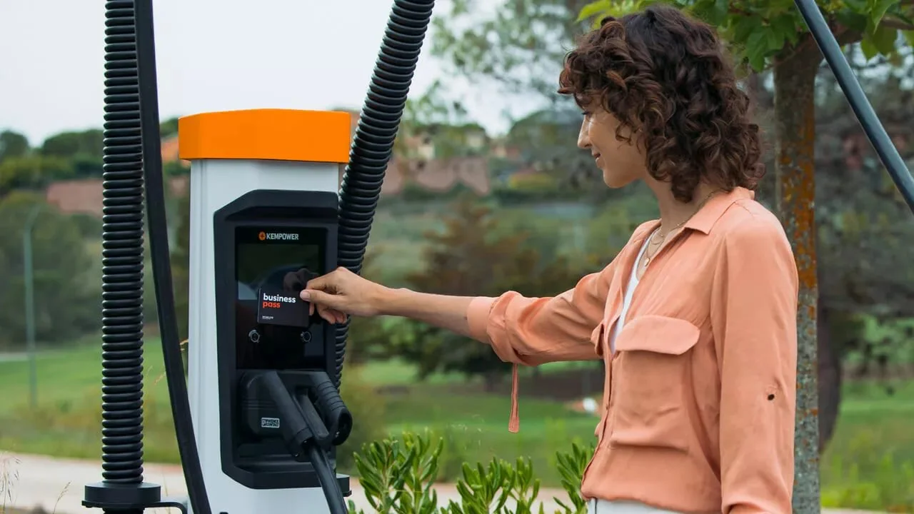 RENAULT KANGOO E-TECH 
                              100% ELÉCTRICO — mobilize power solutions