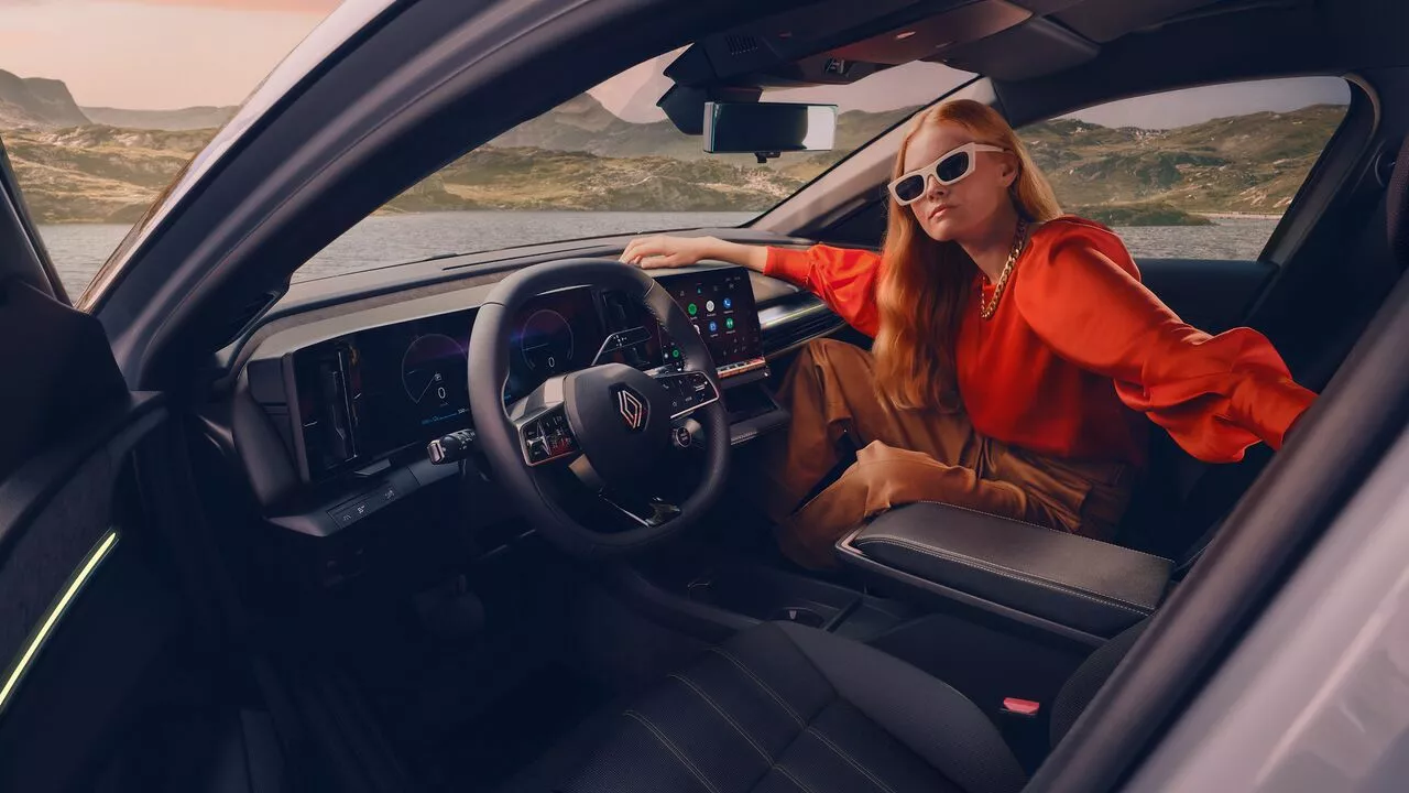 RENAULT MEGANE E-TECH 
100% ELÉCTRICO — diseño modular y almacenamiento
