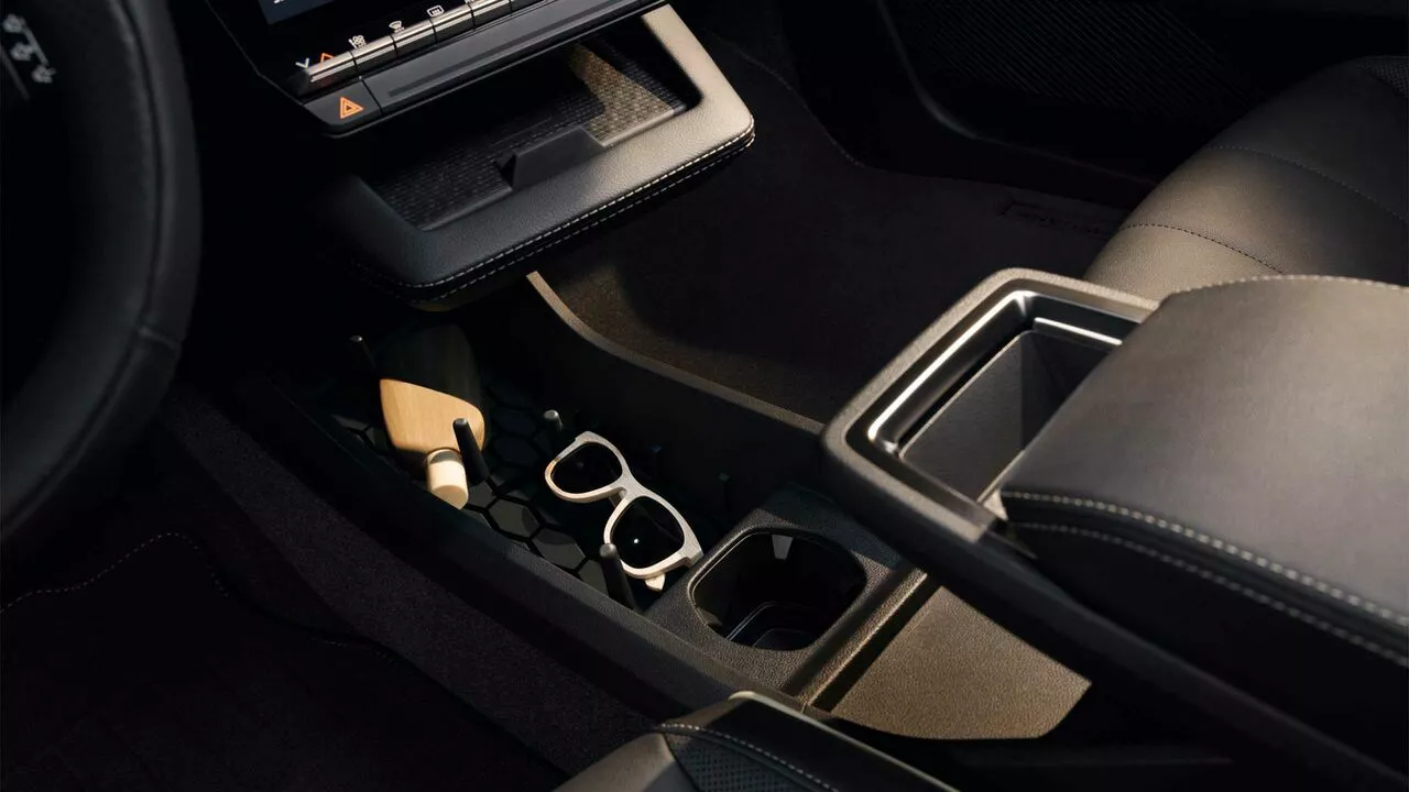 RENAULT MEGANE E-TECH 
100% ELÉCTRICO — organizador modular consola central
