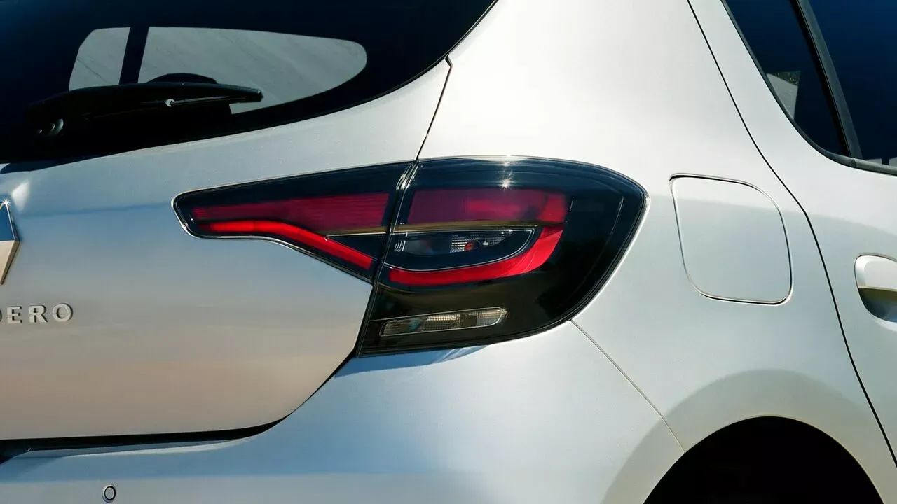 RENAULT SANDERO — baúl de 320L para salir con tus amigos